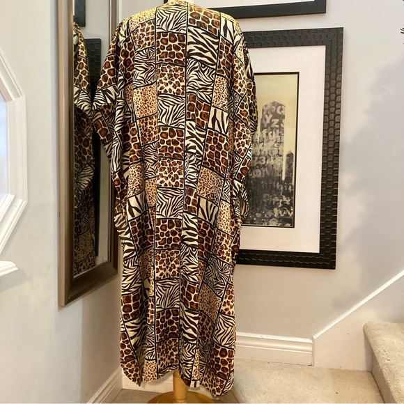 Vintage animal print kimono with v neck and original buttons - Picture 6 of 10